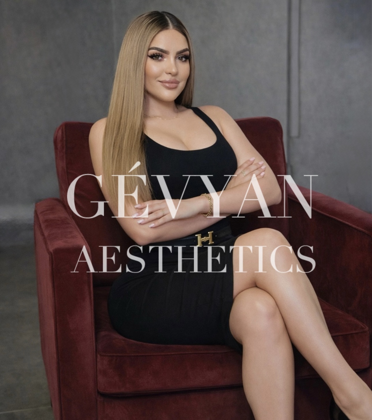 Asya Gevorgyan, Gründerin GÉVYAN Aesthetics, im Bordeaux-Sessel — Kampagnenmotiv