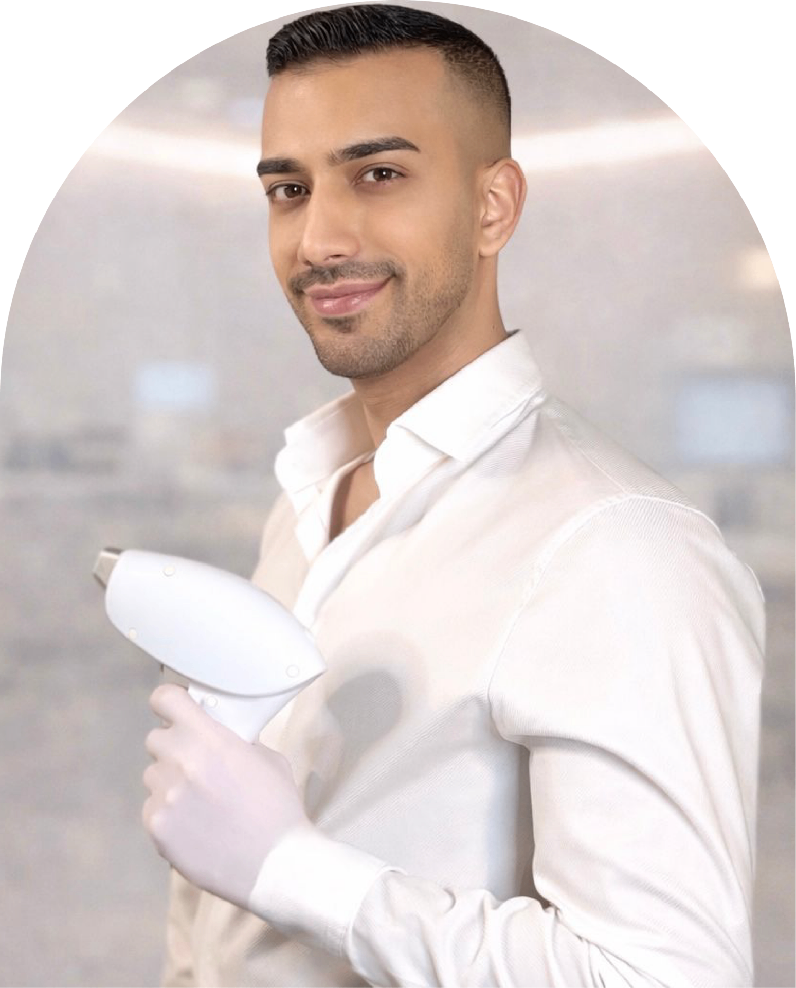 Ugur Fetikov mit Laserhandstück im Studio